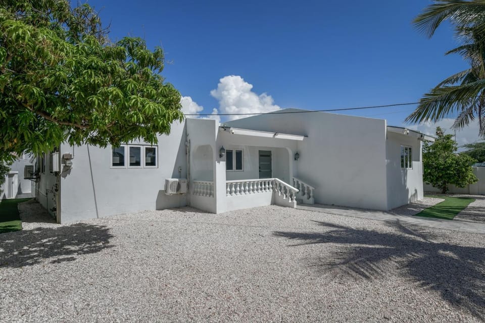 *NEW 3BR 2.5BA Villa w/Pool in Palm Beach Villa in Noord