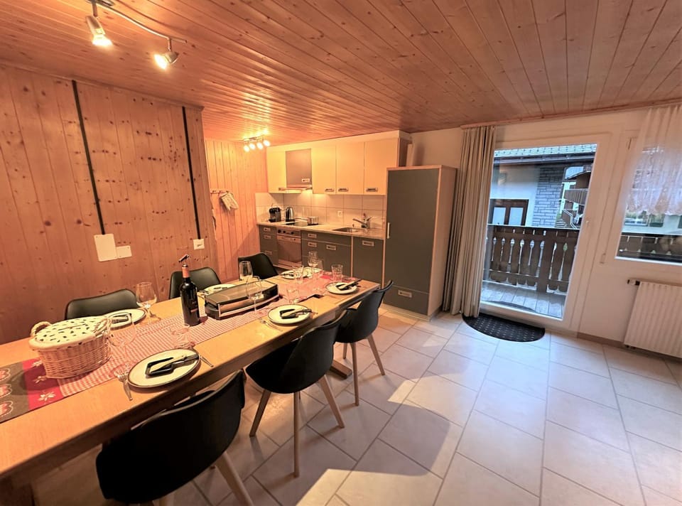 Kitchen or kitchenette, Dining area, dishwasher, oven, stove