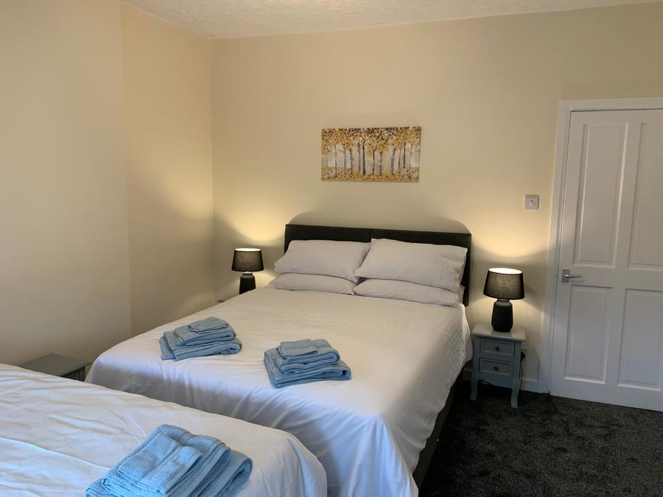 Bed, Bedroom, towels