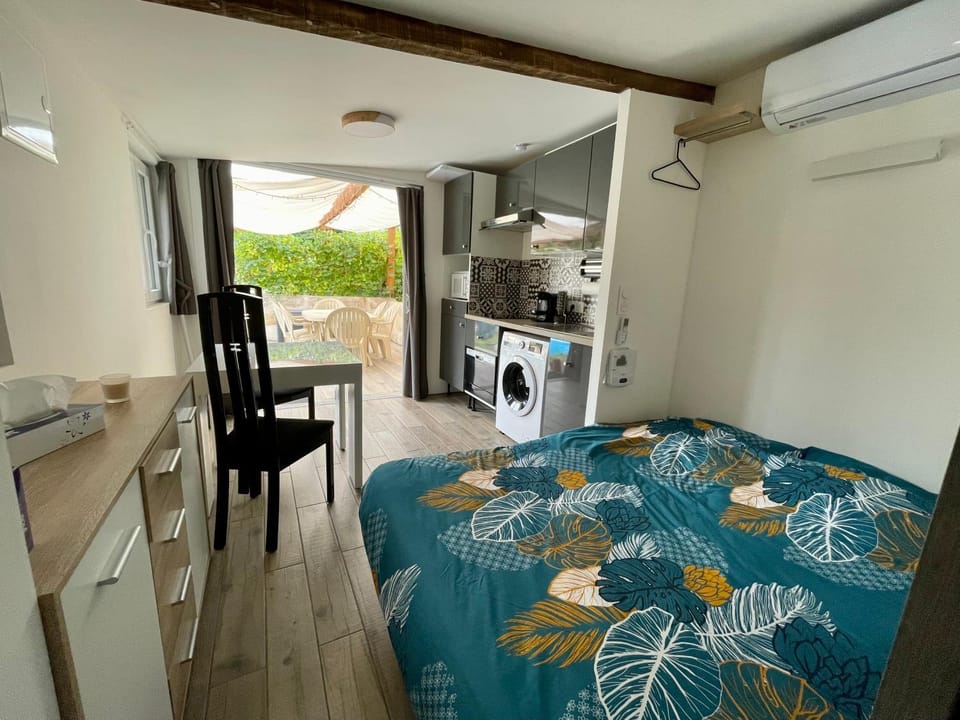 Bed, Kitchen or kitchenette, Seating area