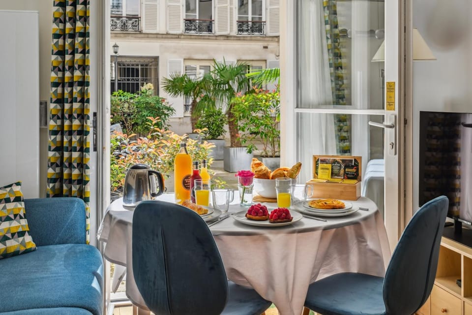 Living room, Food and drinks, Dining area, Inner courtyard view