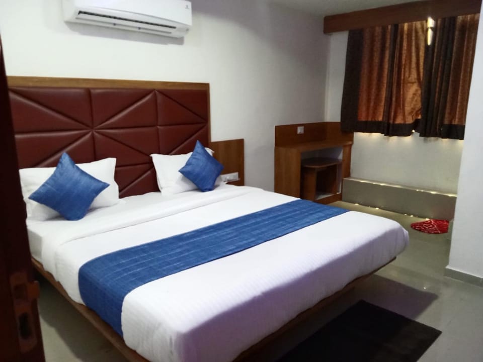 Bed, Photo of the whole room, Bedroom, air conditioner