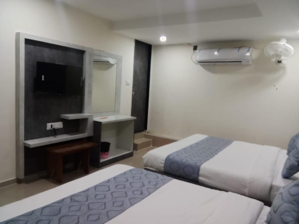 TV and multimedia, Photo of the whole room, Bedroom, hair dresser, air conditioner