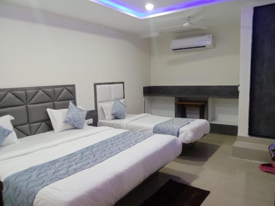 Bed, Living room, Photo of the whole room, Seating area, Bedroom, air conditioner