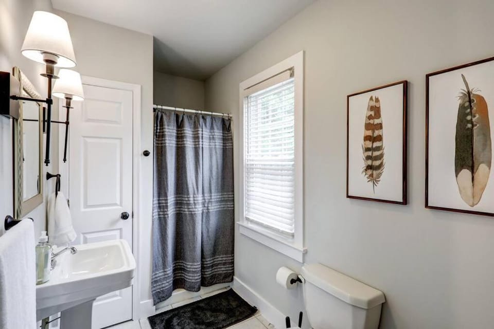 Cozy Dark & Moody Home New Reno 10 mins to Lanc House in Mountville
