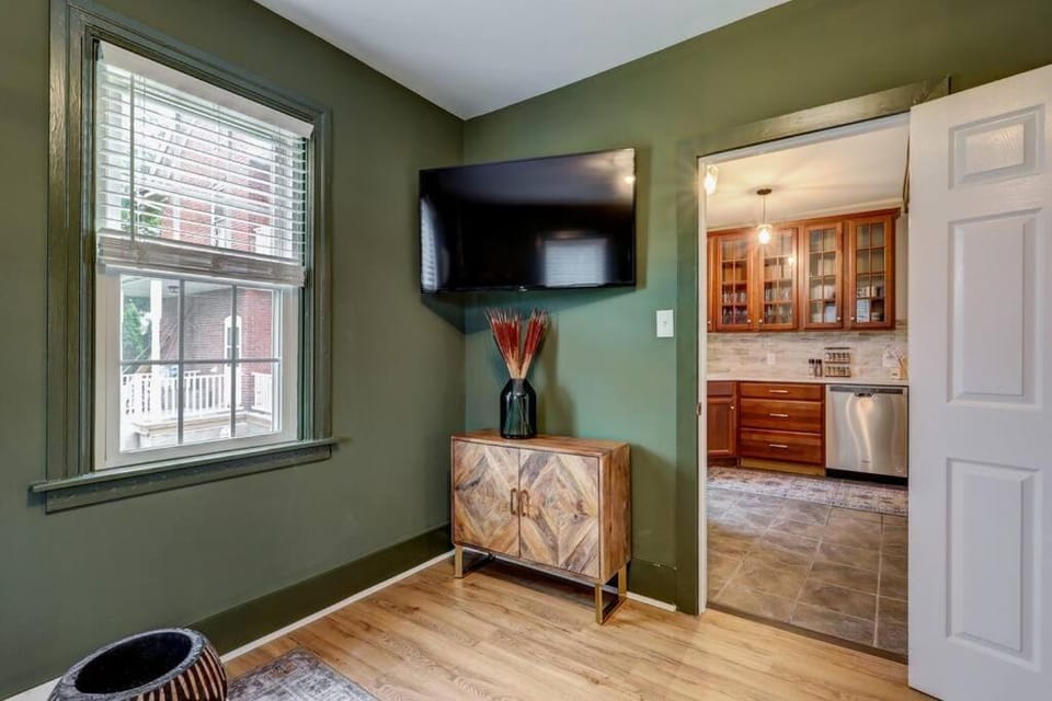 Cozy Dark & Moody Home New Reno 10 mins to Lanc House in Mountville