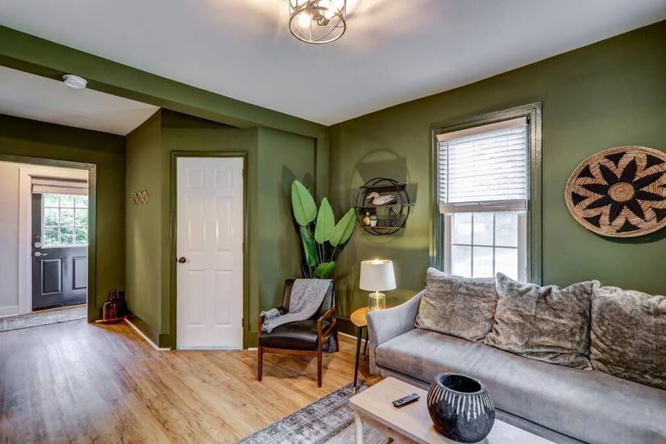 Cozy Dark & Moody Home New Reno 10 mins to Lanc House in Mountville