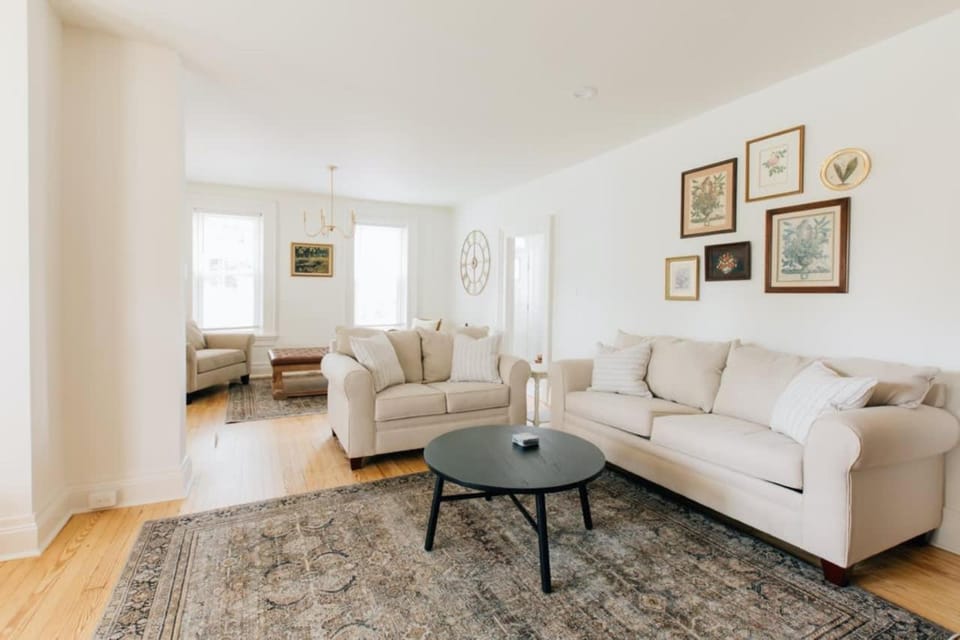 Newly Renovated Vintage Inspired Large 4 BR Home House in Pennsylvania