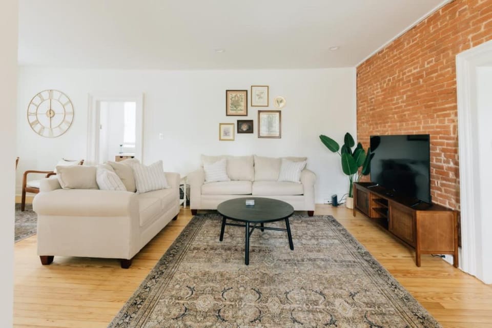 Newly Renovated Vintage Inspired Large 4 BR Home House in Pennsylvania