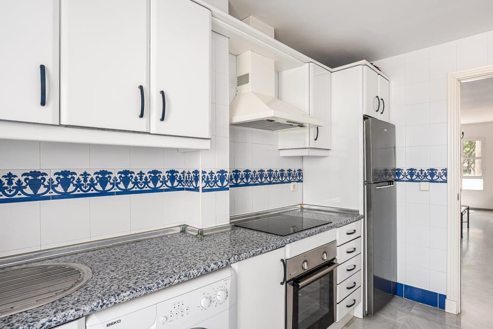 Kitchen or kitchenette, minibar, stove