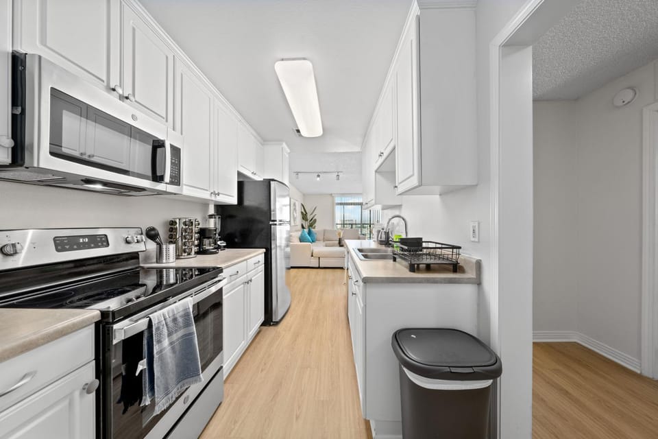 Kitchen or kitchenette, dishwasher, oven
