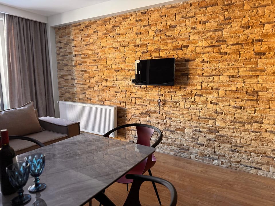 TV and multimedia, Living room, Seating area, Dining area