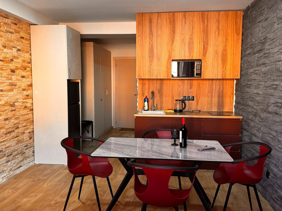 Kitchen or kitchenette, Living room, Seating area, Dining area