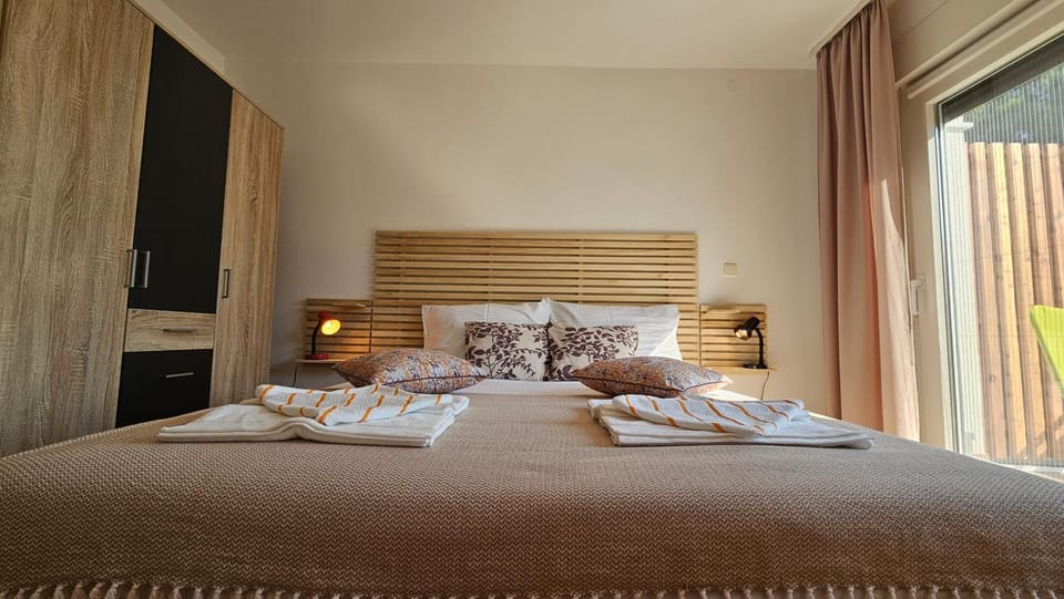 Bed, Bedroom, towels