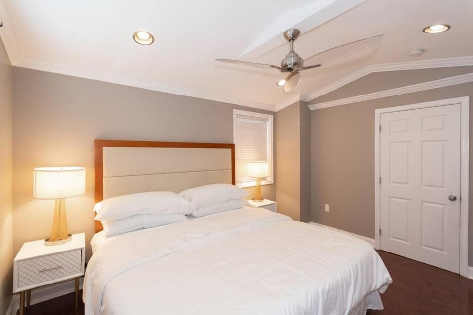 Three BR 2.5 Bath w/ parking spot & deck near metr House in District of Columbia