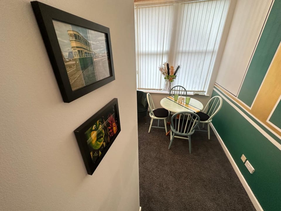 Seating area, Dining area