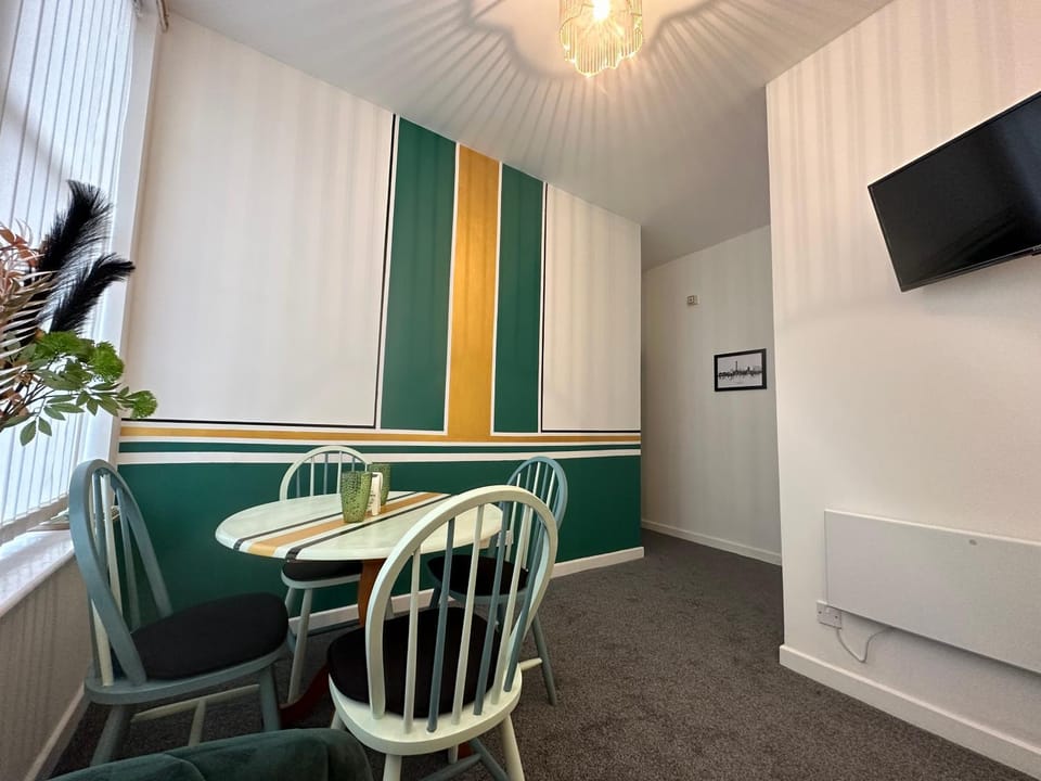 TV and multimedia, Living room, Seating area, Dining area