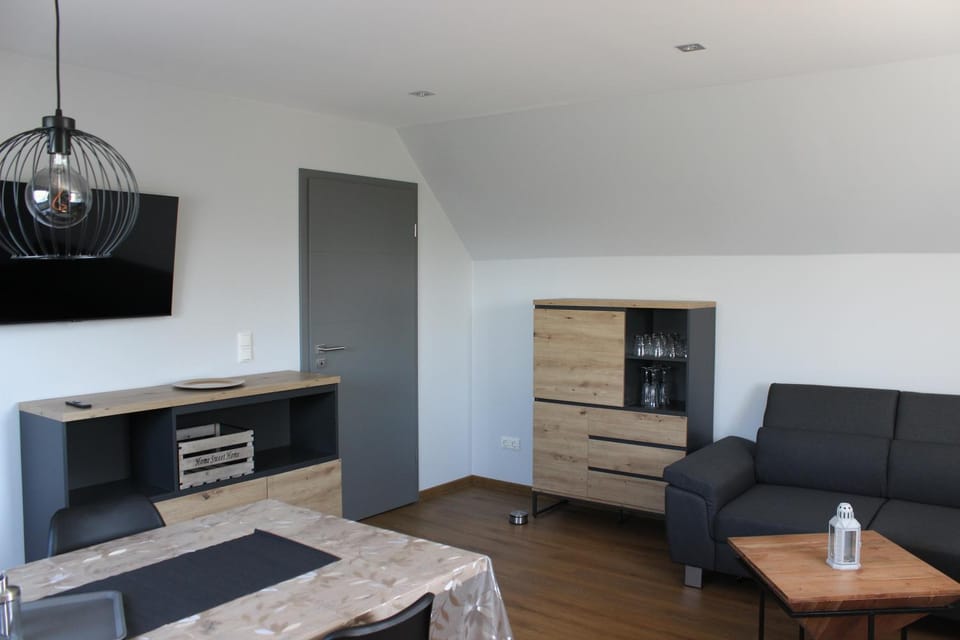 TV and multimedia, Living room, Seating area, Evening entertainment