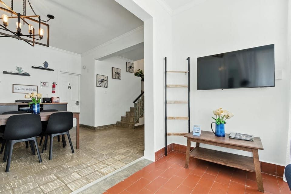 8BR 7 BA Sleeps 16 Wifi Walk to Beach House in San Juan