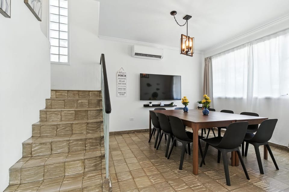 8BR 7 BA Sleeps 16 Wifi Walk to Beach House in San Juan