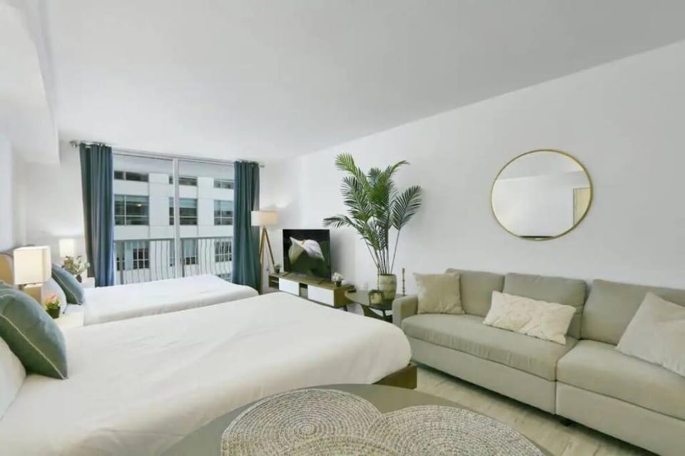 Glam Studio: Sleeps 4 x Pool x Gym x Parking Apartment in Brickell