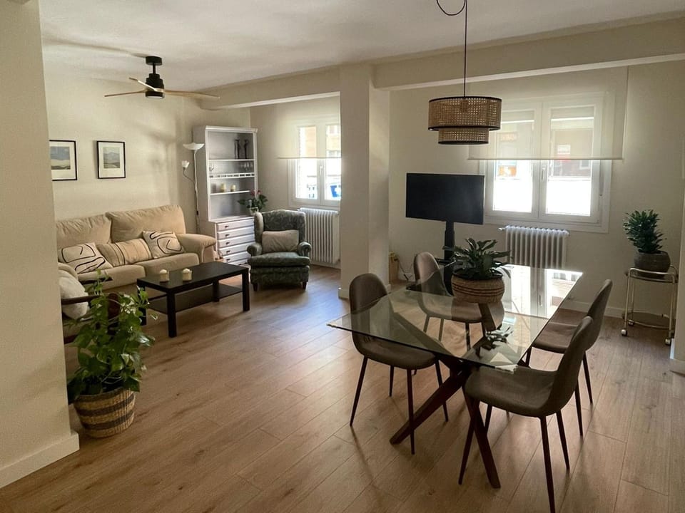 TV and multimedia, Living room, Seating area, Dining area