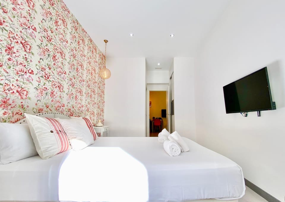 Bed, TV and multimedia, Bedroom