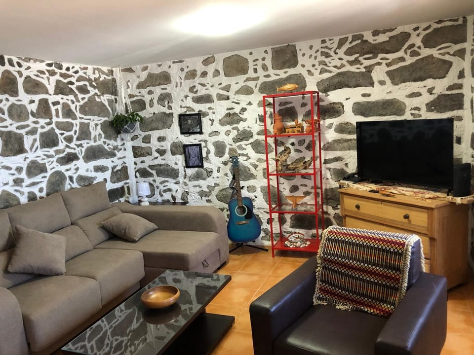 Communal lounge/ TV room, TV and multimedia, Living room, Seating area, Evening entertainment