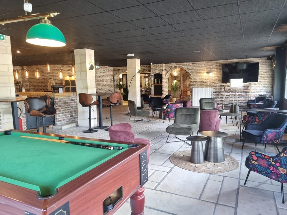 Communal lounge/ TV room, Billiard, Billiard, Game Room, TV and multimedia, Living room, Lounge or bar, Seating area