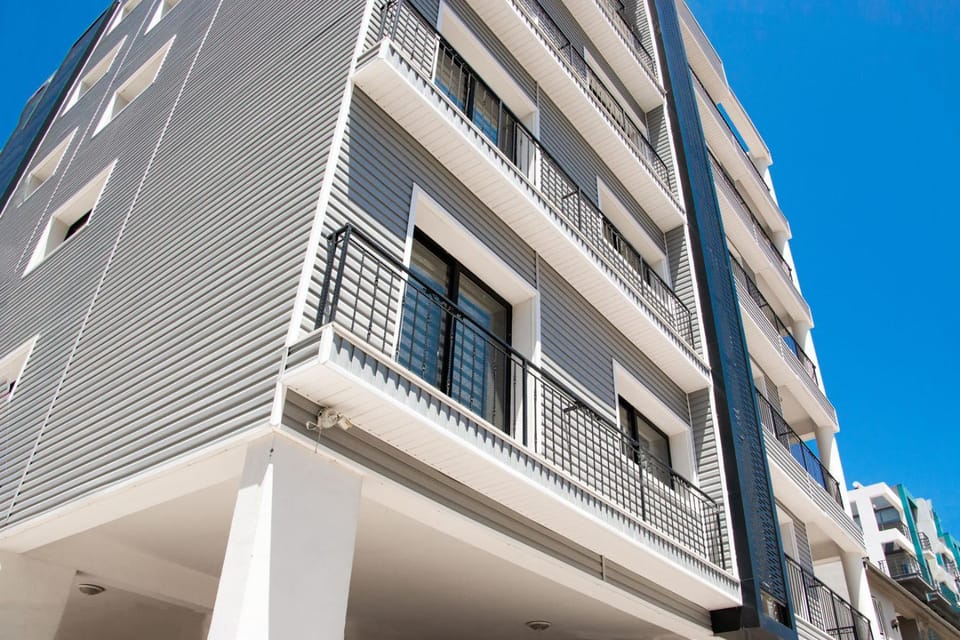 Property building, Day, Balcony/Terrace