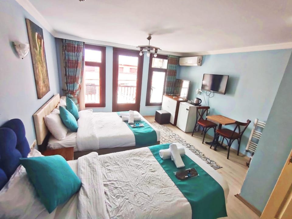Communal lounge/ TV room, Bed, TV and multimedia, Kitchen or kitchenette, Living room, Photo of the whole room, Seating area, Evening entertainment, Bedroom, air conditioner