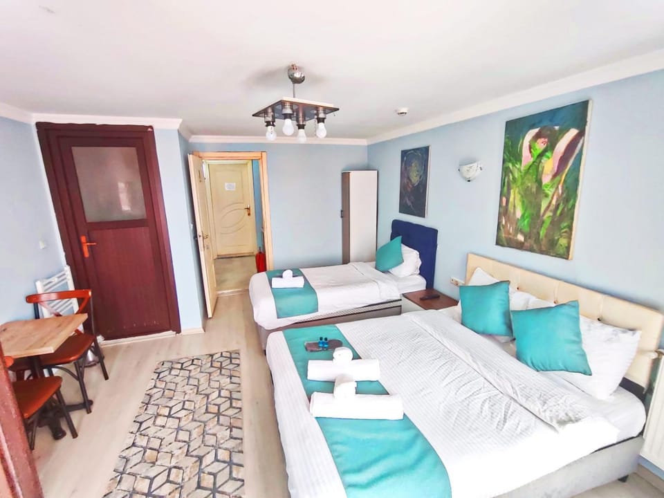 Bed, TV and multimedia, Living room, Photo of the whole room, Seating area, Bedroom