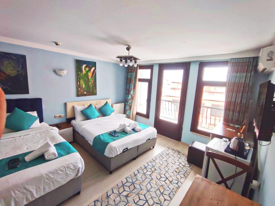 Bed, TV and multimedia, Living room, Photo of the whole room, Seating area, Dining area, Bedroom, hair dresser