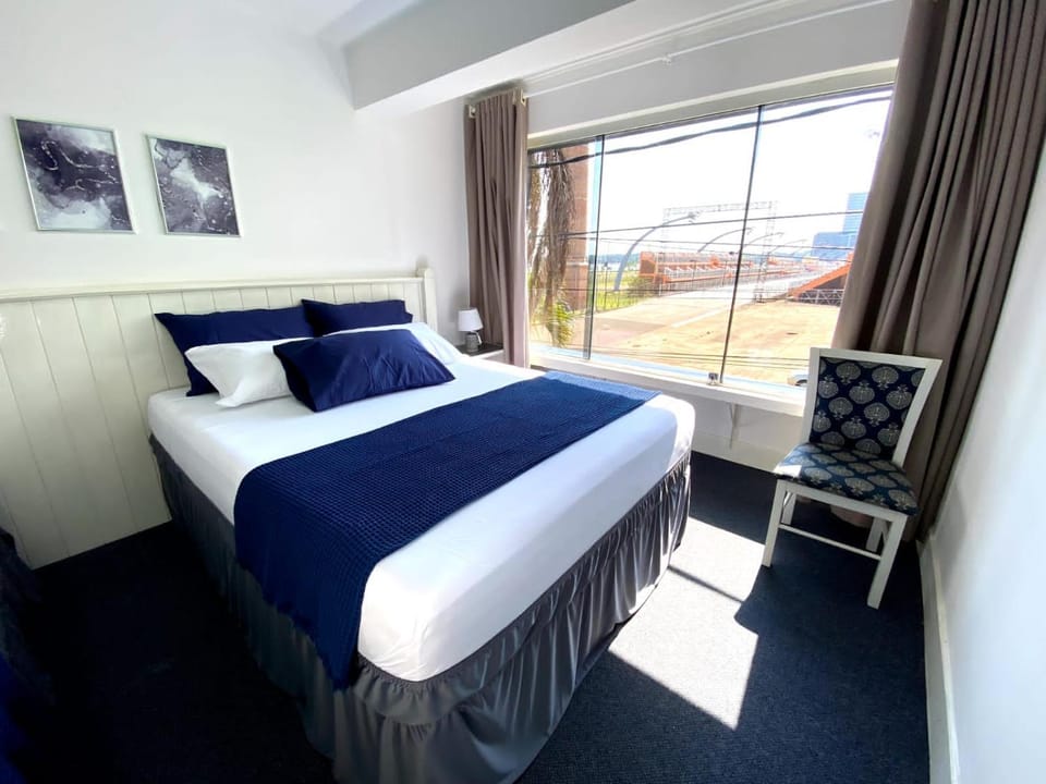 Bed, Photo of the whole room, Seating area, Bedroom