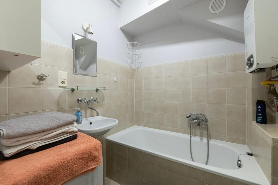 Bathroom, Bath, towels