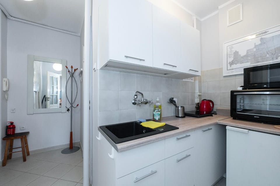 Kitchen or kitchenette, minibar, stove