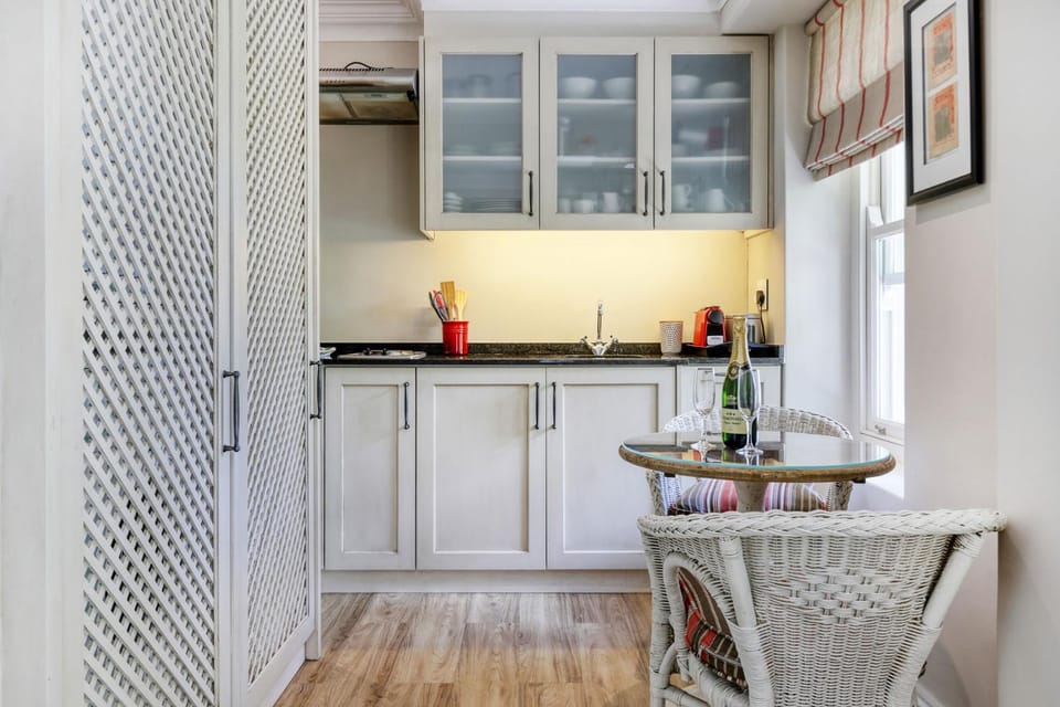 Kitchen or kitchenette, Dining area, stove