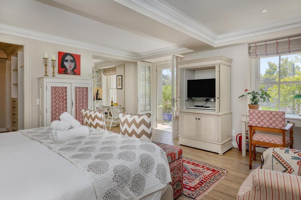 Bed, TV and multimedia, Living room, Photo of the whole room, Seating area, Bedroom