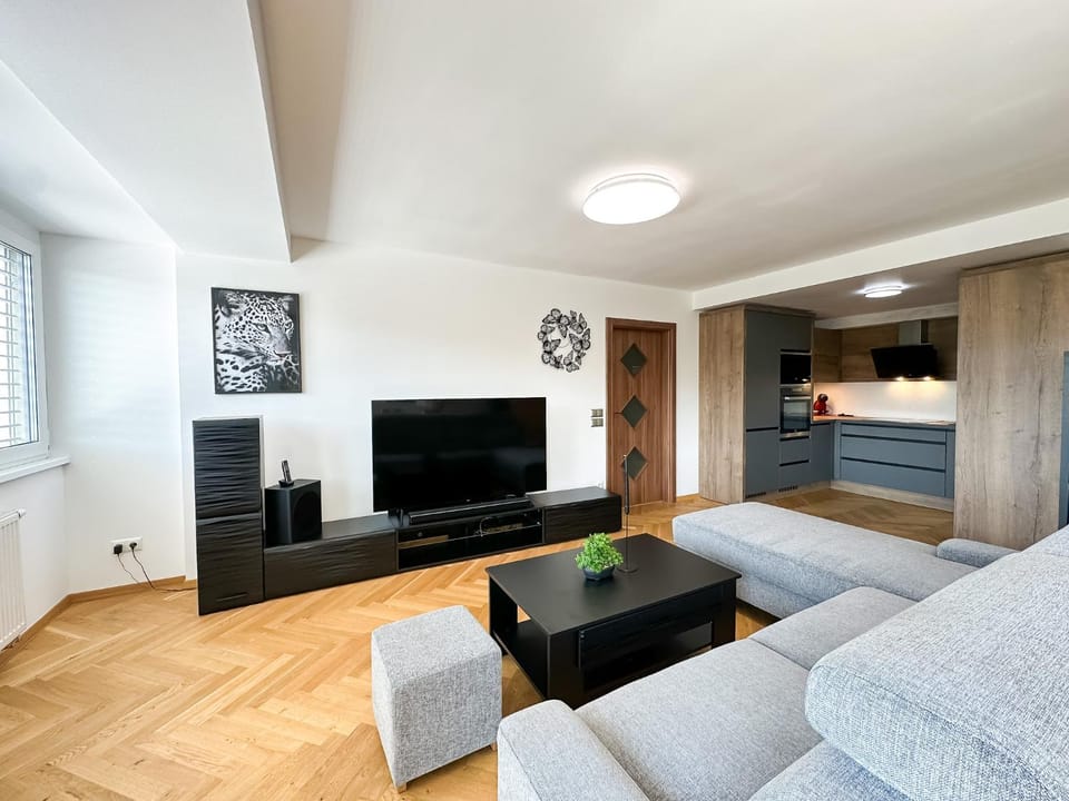 Communal lounge/ TV room, TV and multimedia, Living room, Seating area, Evening entertainment