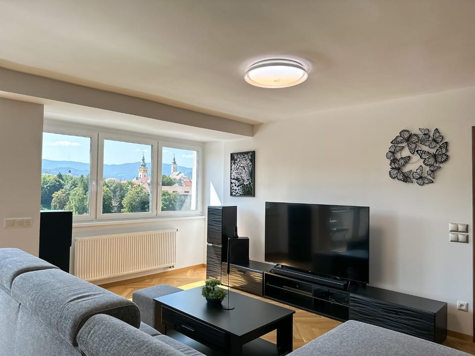 Communal lounge/ TV room, TV and multimedia, Living room, Seating area, Evening entertainment
