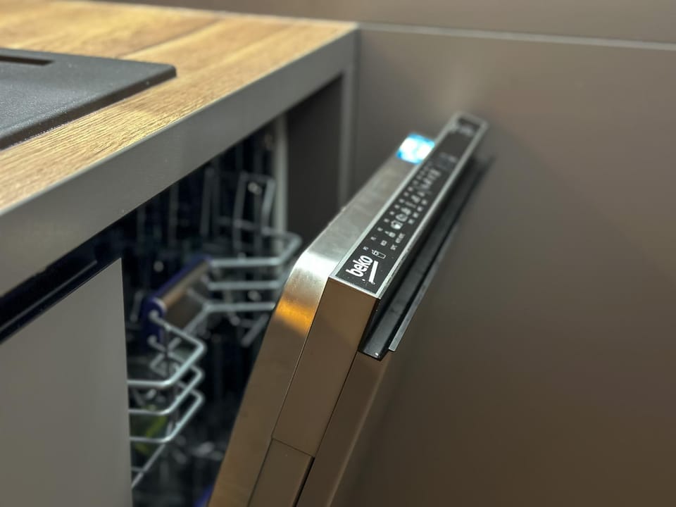Kitchen or kitchenette, dishwasher
