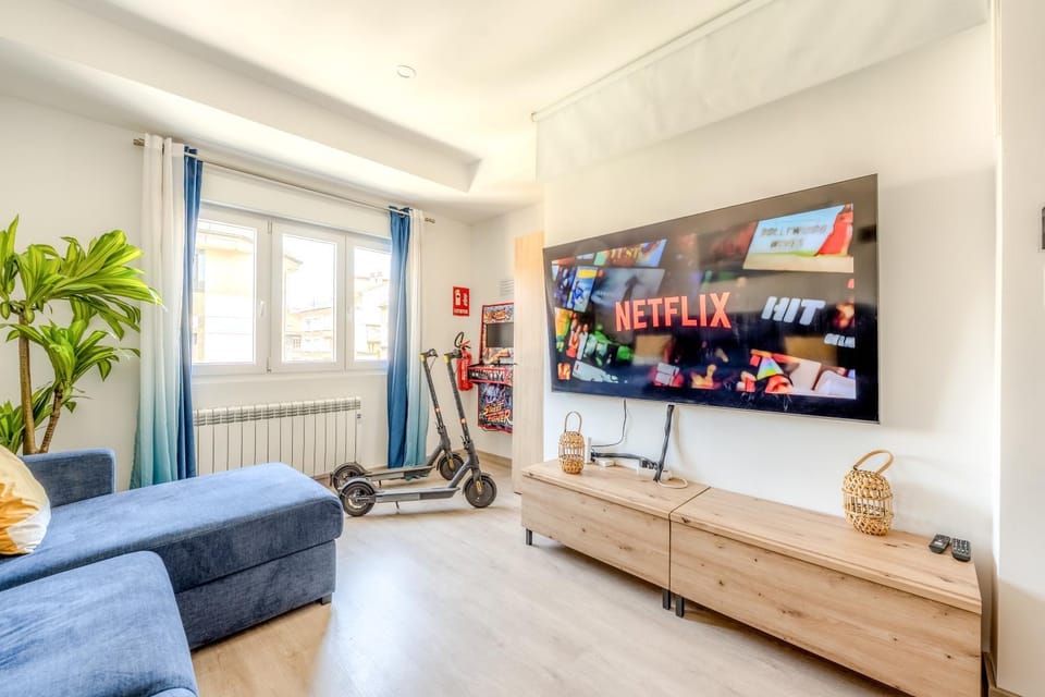 Communal lounge/ TV room, TV and multimedia, Living room, Seating area, Evening entertainment