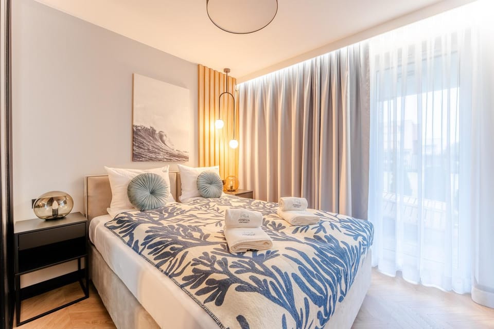 Seating area, Bedroom, towels
