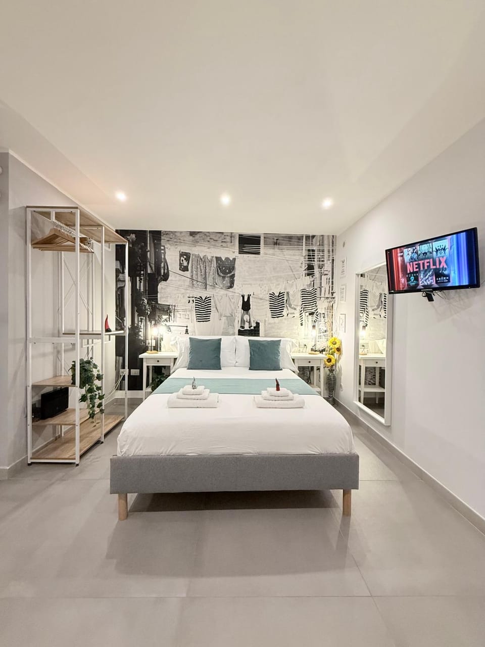 Bed, TV and multimedia, Photo of the whole room, Bedroom, towels