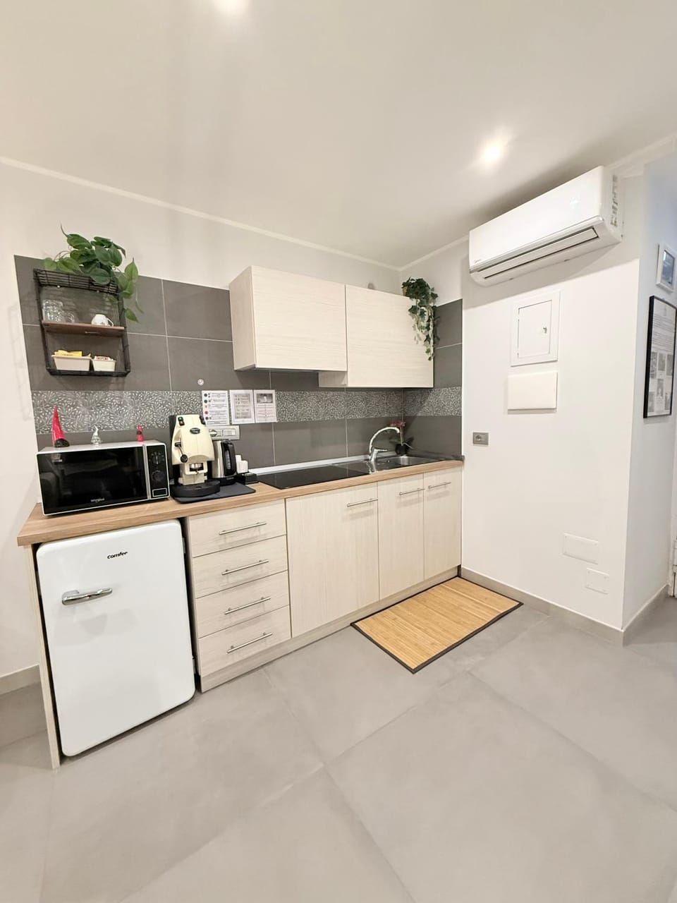 Coffee/tea facilities, Kitchen or kitchenette, flat iron, oven, stove, air conditioner