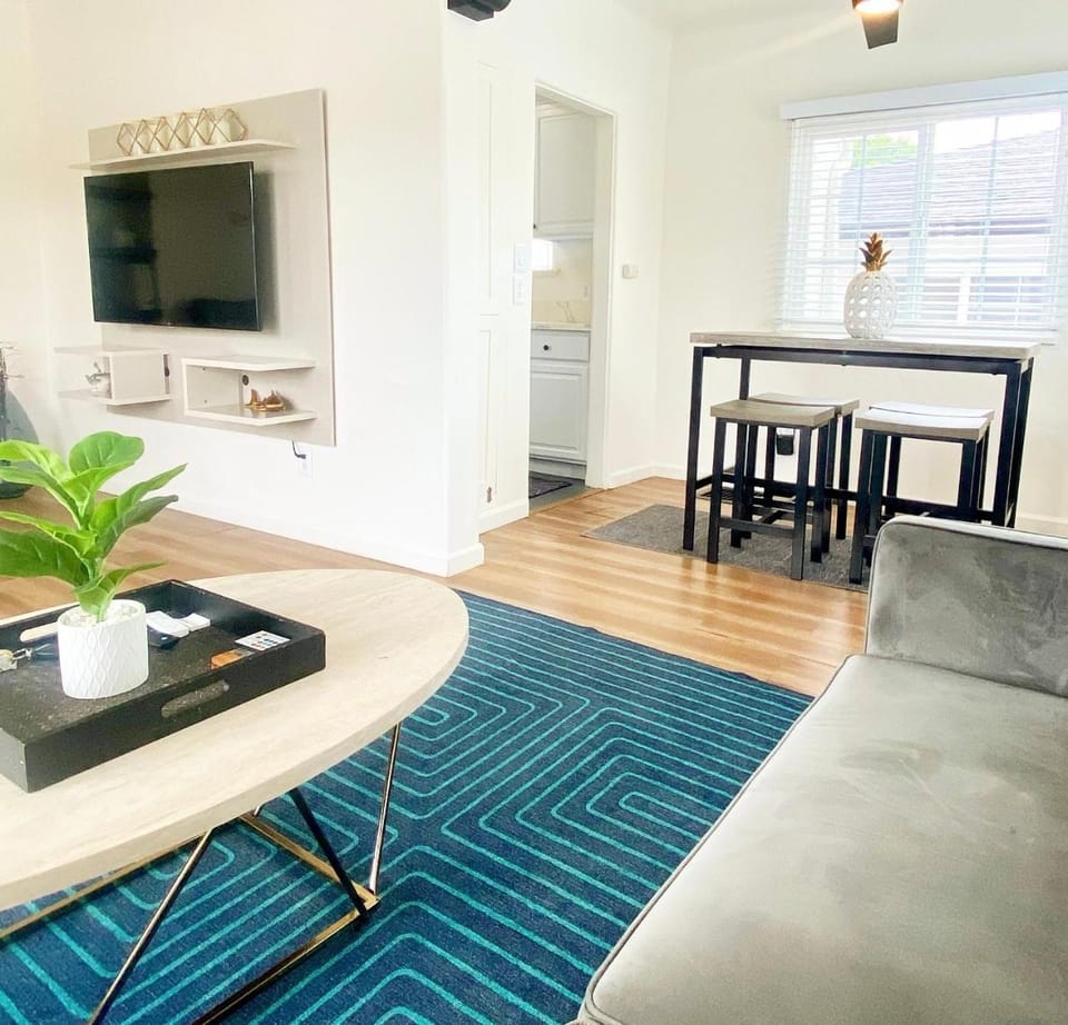 TV and multimedia, Living room, Seating area, Dining area