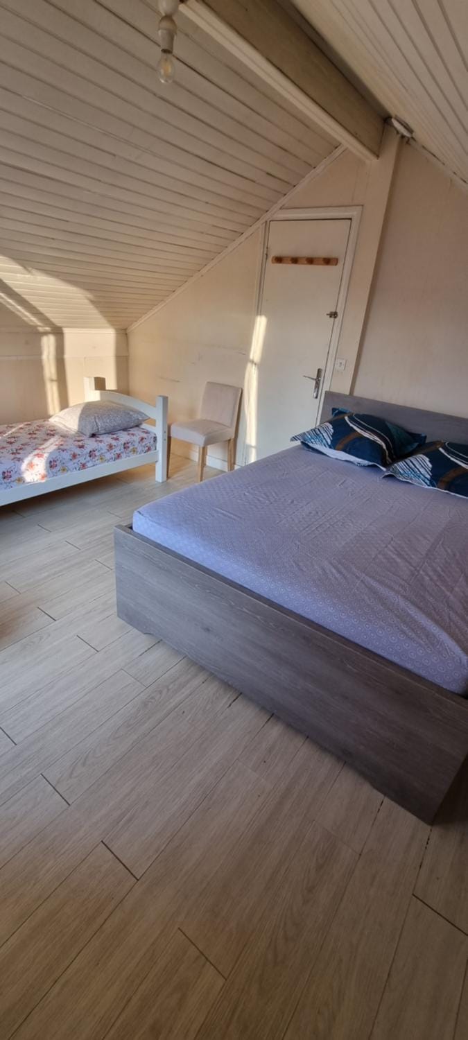 Photo of the whole room, Bedroom