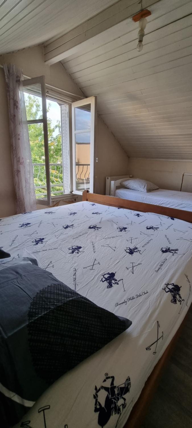 Photo of the whole room, Bedroom