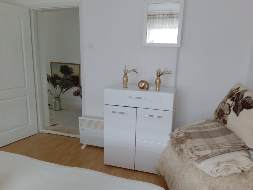 Bedroom, wardrobe