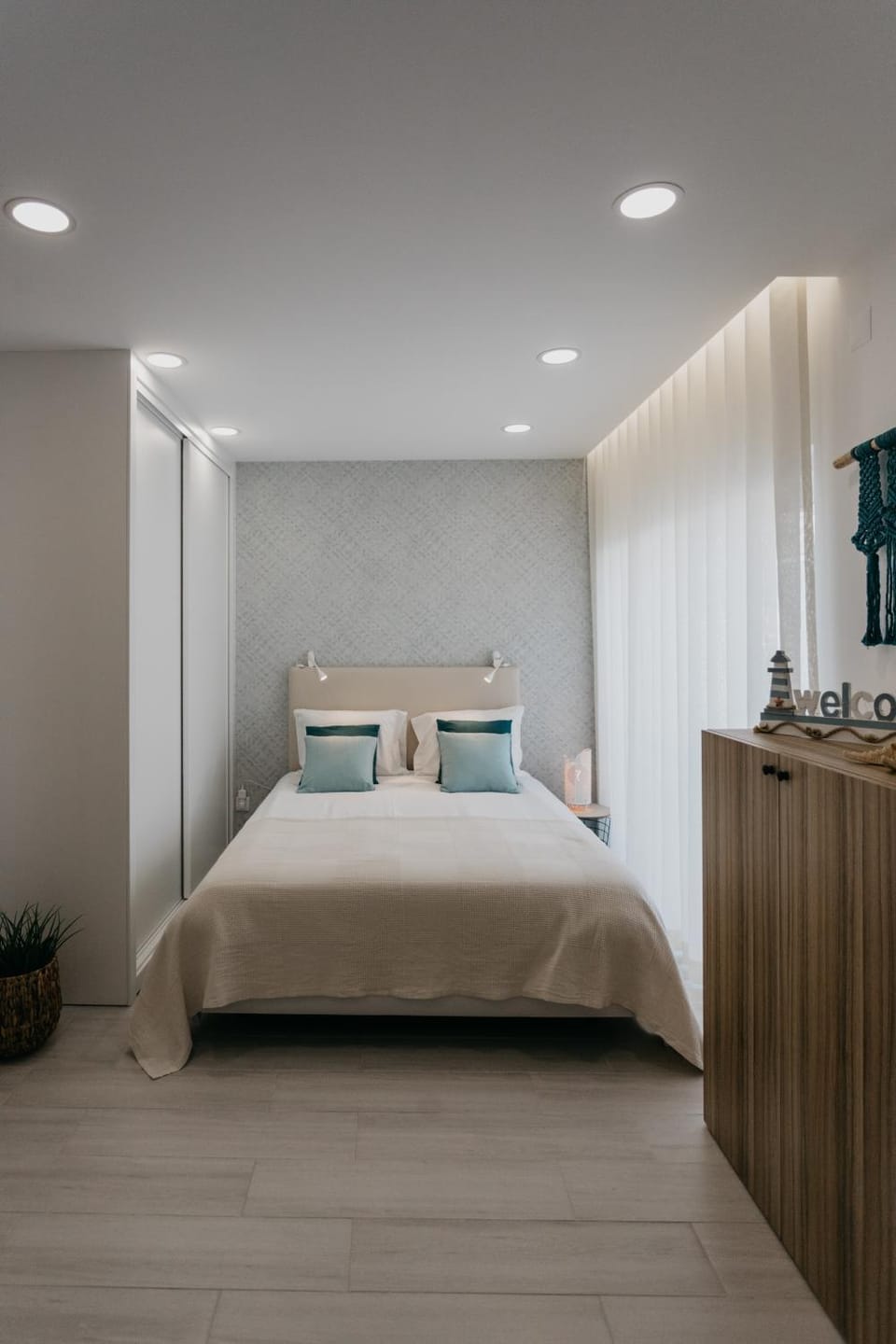 Bed, Photo of the whole room, Decorative detail, Bedroom
